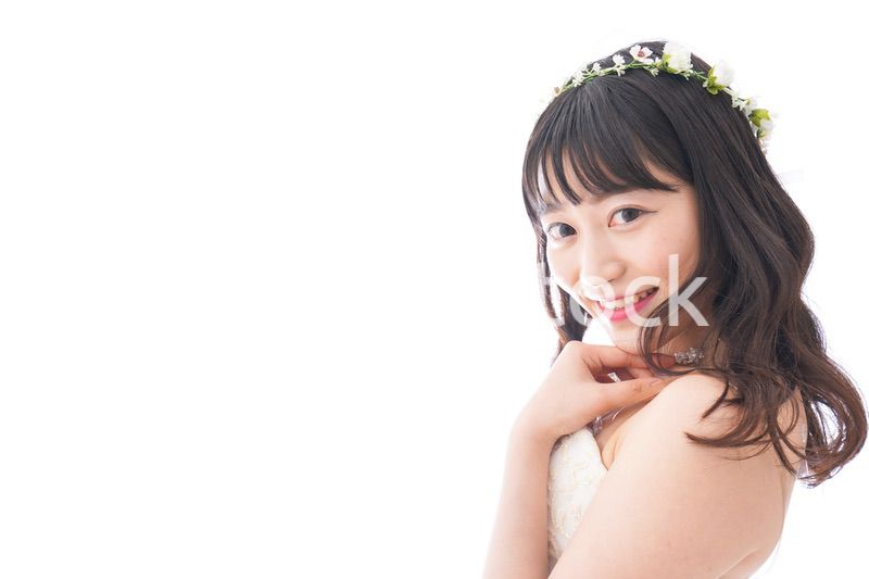 ドレスを着た笑顔の花嫁