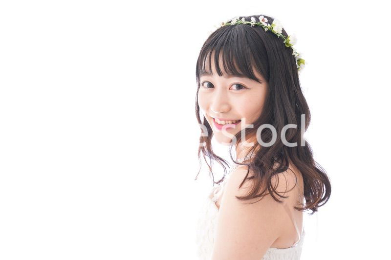 ドレスを着た笑顔の花嫁