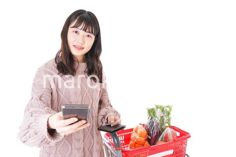 スーパーでキャッシュレス決済をする若い女性