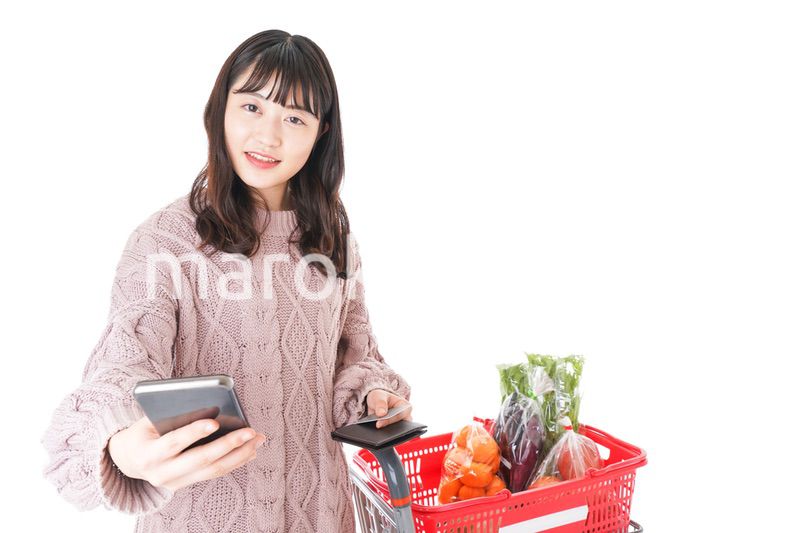 スーパーでキャッシュレス決済をする若い女性