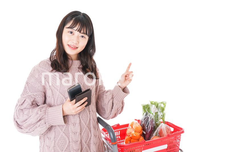 スーパーでキャッシュレス決済をする若い女性