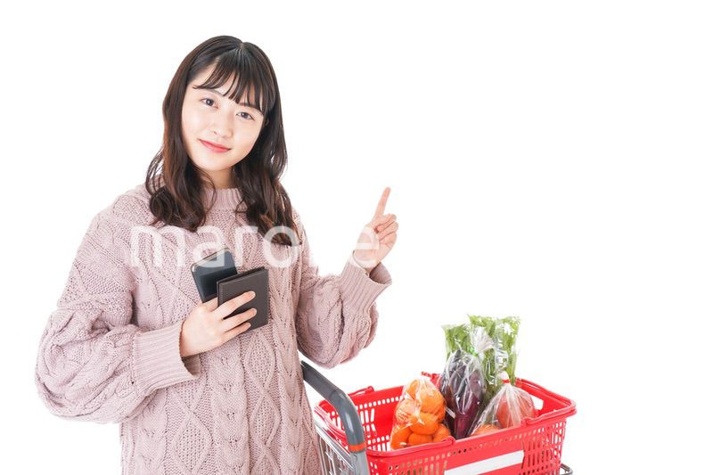 スーパーでキャッシュレス決済をする若い女性