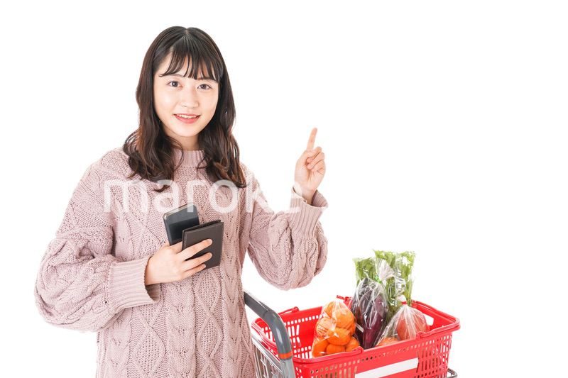スーパーで買い物をする若い女性