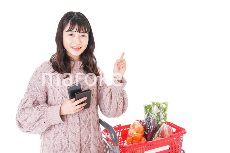 スーパーでキャッシュレス決済をする若い女性