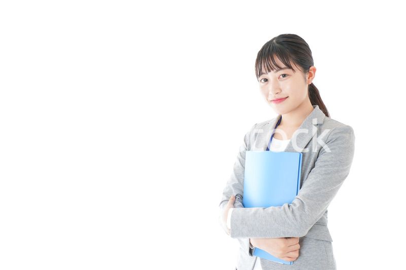 オフィスで働く若いビジネスウーマン