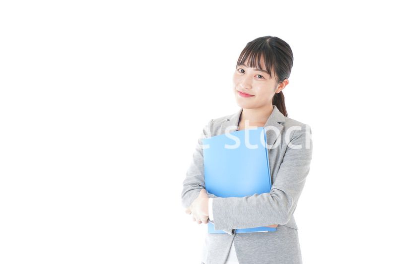 オフィスで働く若いビジネスウーマン