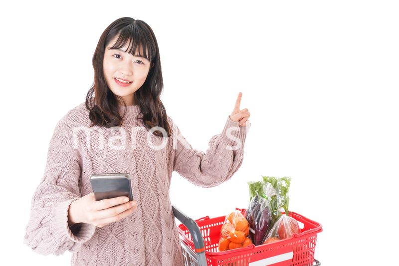 スーパーでキャッシュレス決済をする若い女性