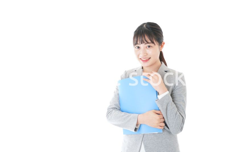 オフィスで働く若いビジネスウーマン