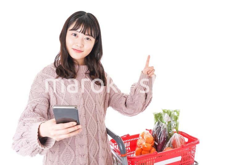 スーパーでキャッシュレス決済をする若い女性