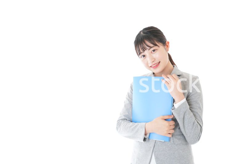 オフィスで働く若いビジネスウーマン