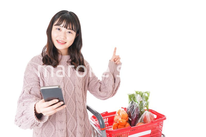 スーパーでキャッシュレス決済をする若い女性