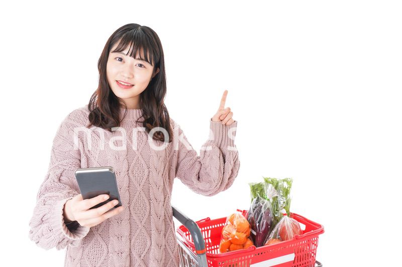 スーパーでキャッシュレス決済をする若い女性