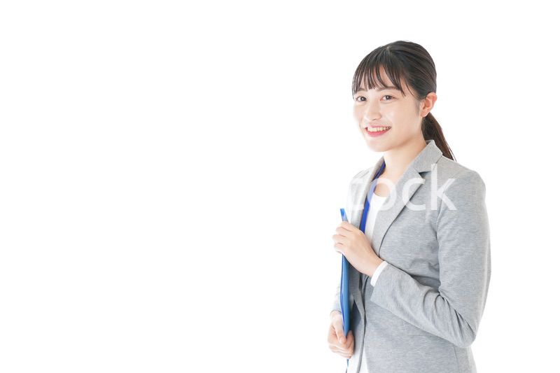 オフィスで働く若いビジネスウーマン