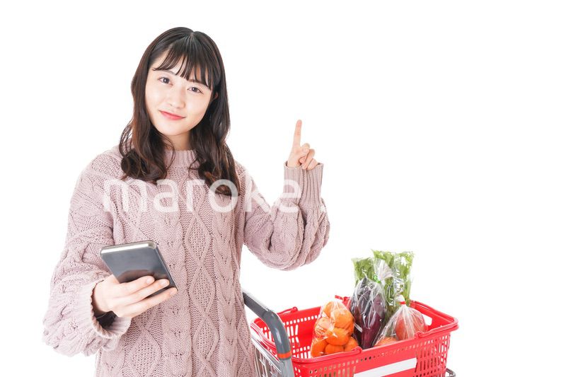 スーパーでキャッシュレス決済をする若い女性