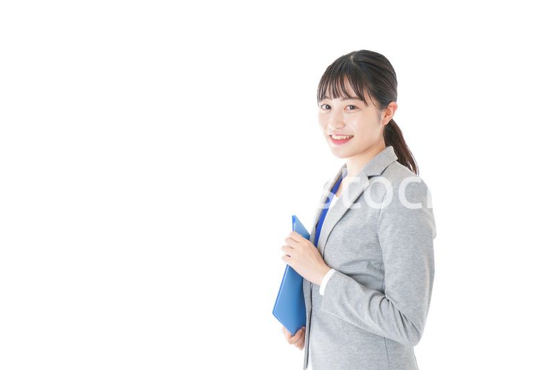 オフィスで働く若いビジネスウーマン