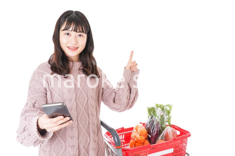 スーパーでキャッシュレス決済をする若い女性