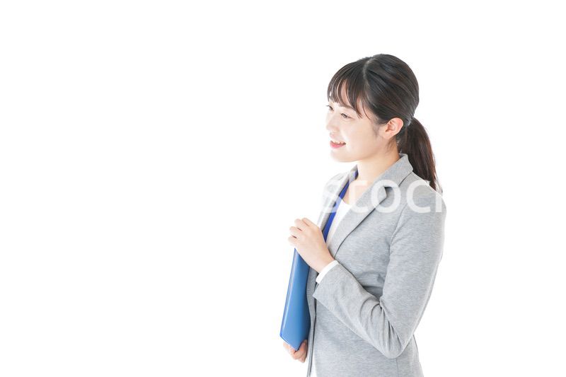 オフィスで働く若いビジネスウーマン