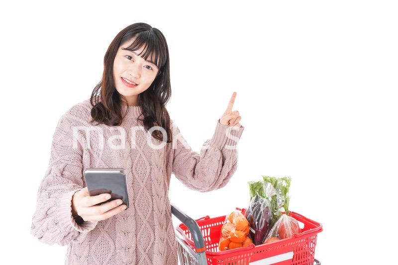 スーパーでキャッシュレス決済をする若い女性