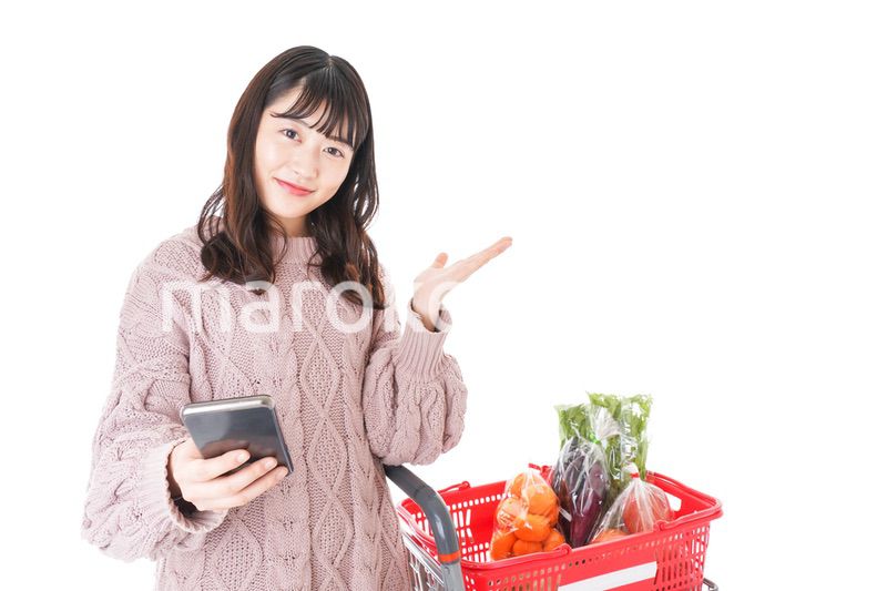 スーパーでキャッシュレス決済をする若い女性