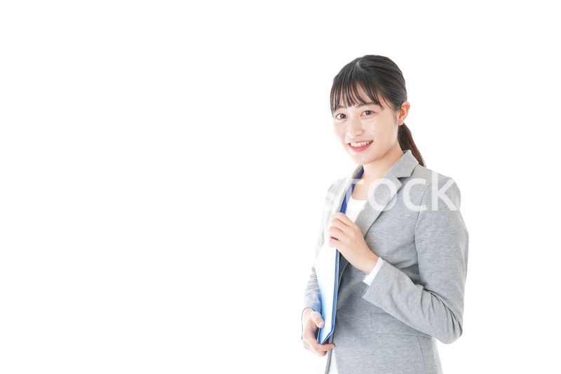 オフィスで働く若いビジネスウーマン