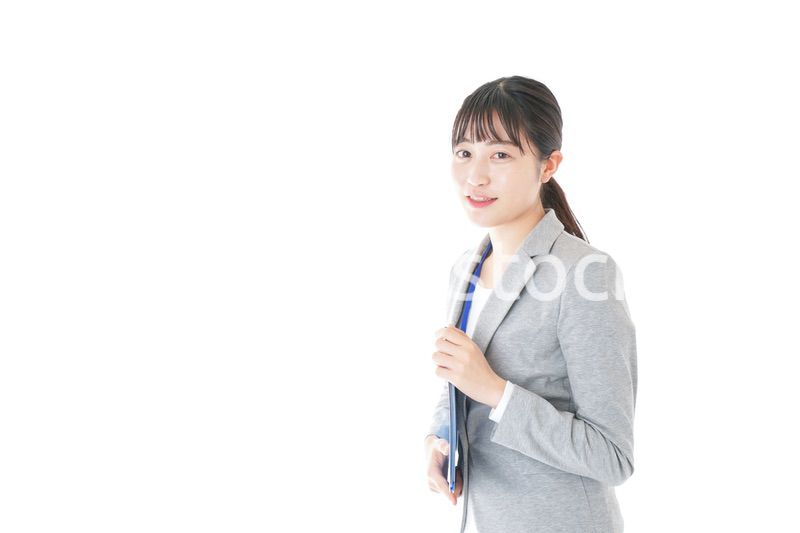 オフィスで働く若いビジネスウーマン