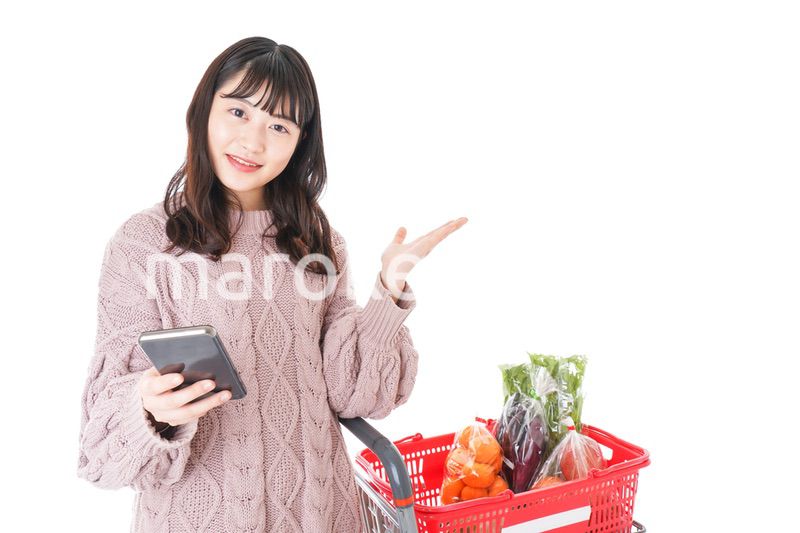 スーパーでキャッシュレス決済をする若い女性