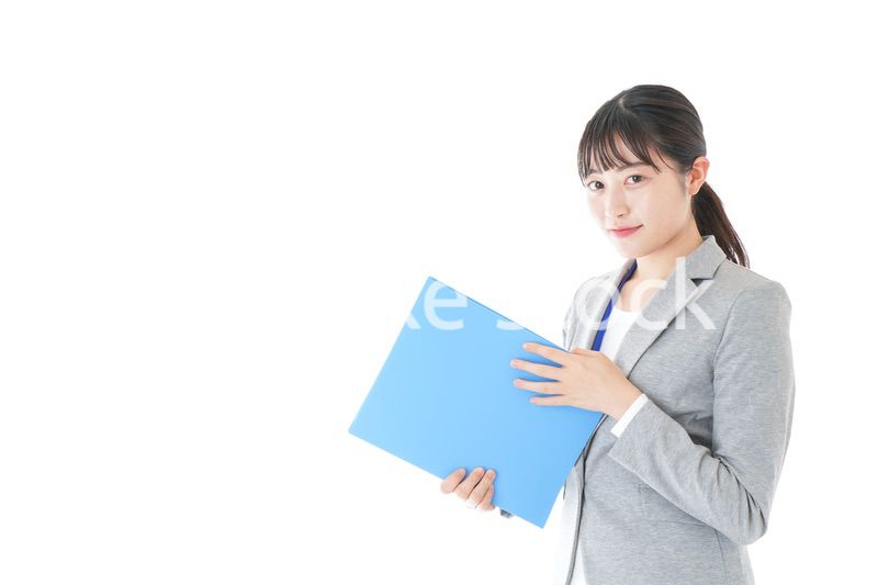 オフィスで働く若いビジネスウーマン