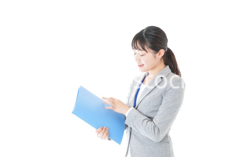 オフィスで働く若いビジネスウーマン