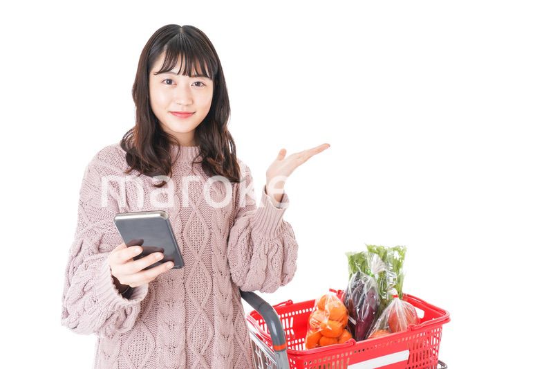 スーパーでキャッシュレス決済をする若い女性