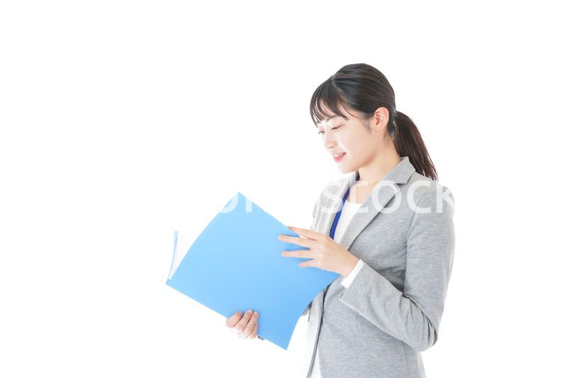 オフィスで働く若いビジネスウーマン