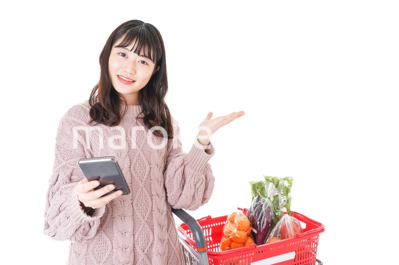 スーパーでキャッシュレス決済をする若い女性