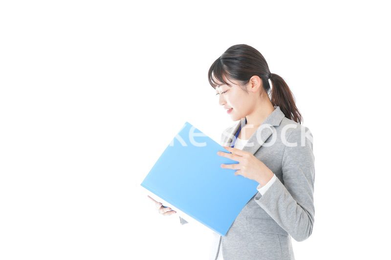 オフィスで働く若いビジネスウーマン