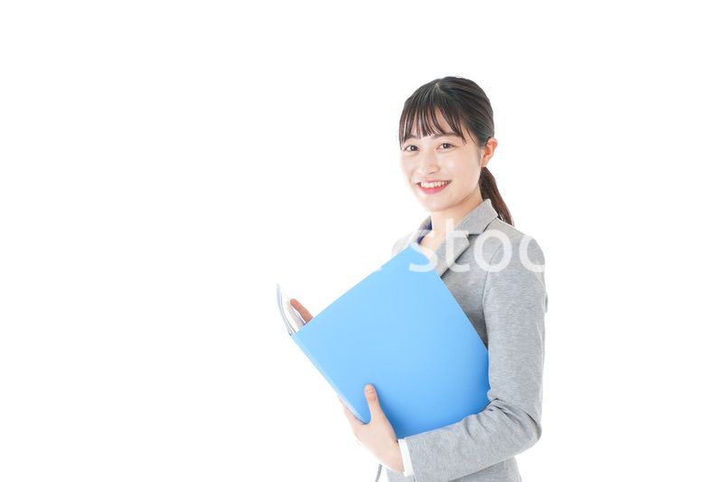 オフィスで働く若いビジネスウーマン