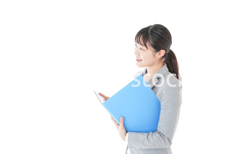 オフィスで働く若いビジネスウーマン