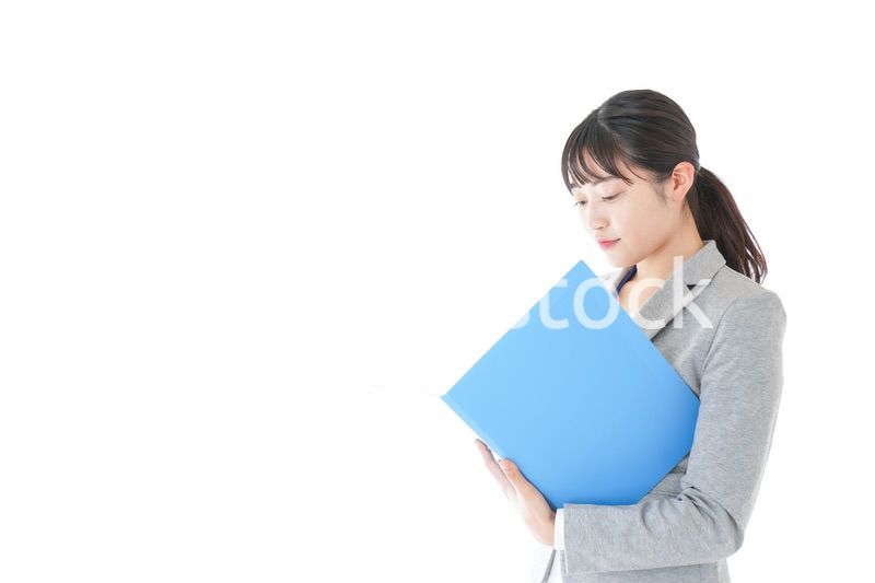 オフィスで働く若いビジネスウーマン