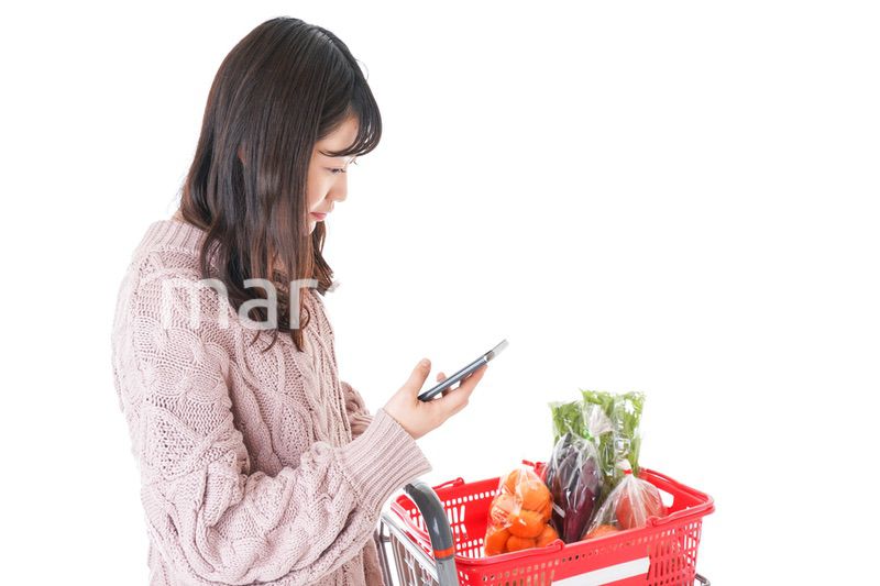 スーパーでキャッシュレス決済をする若い女性