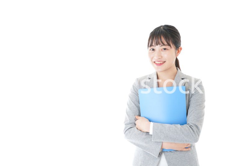 オフィスで働く若いビジネスウーマン