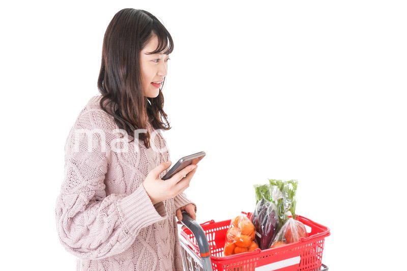 スーパーでキャッシュレス決済をする若い女性