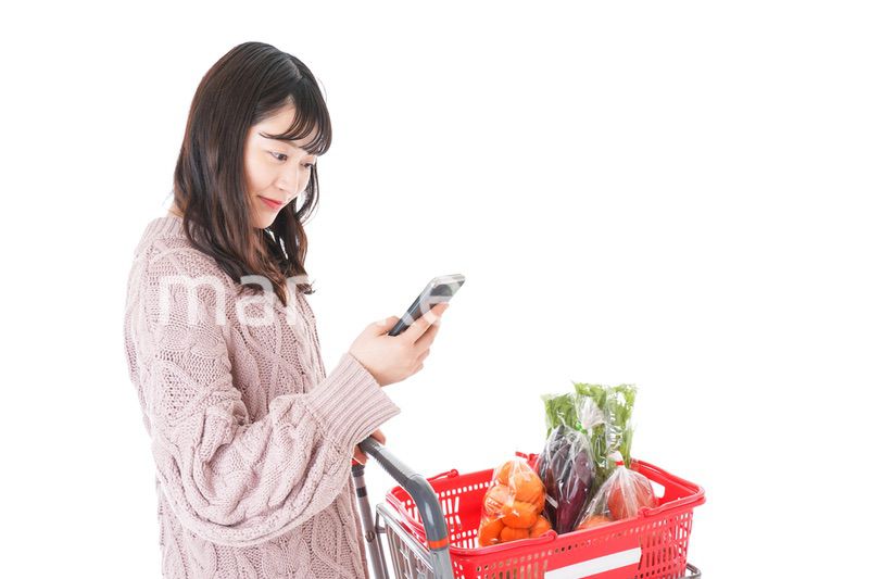 スーパーでキャッシュレス決済をする若い女性