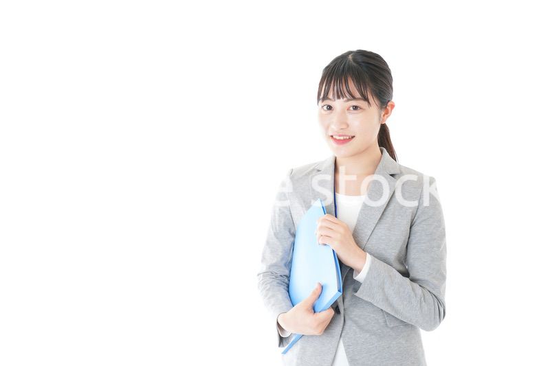 オフィスで働く若いビジネスウーマン