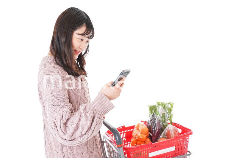 スーパーでキャッシュレス決済をする若い女性