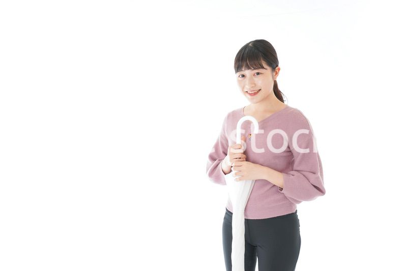 傘をさす若い女性