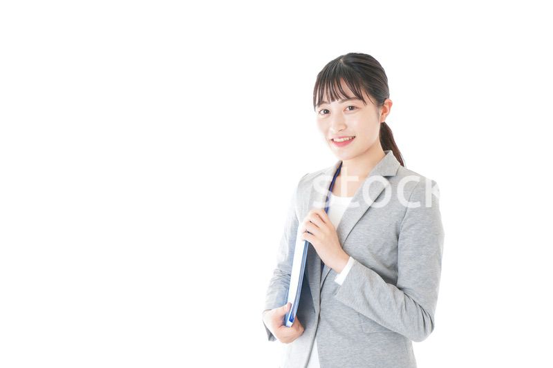 オフィスで働く若いビジネスウーマン