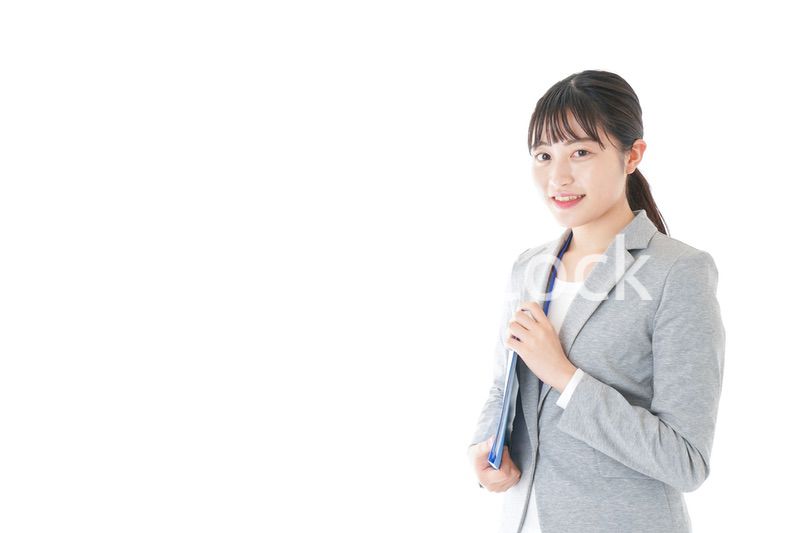 オフィスで働く若いビジネスウーマン