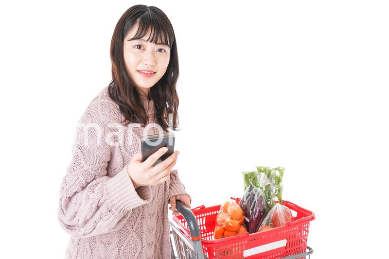 スーパーでキャッシュレス決済をする若い女性