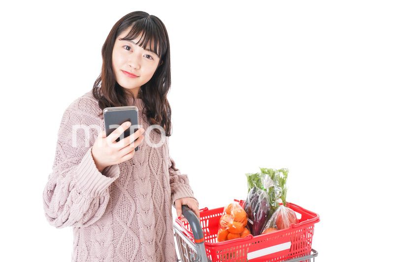 スーパーでキャッシュレス決済をする若い女性