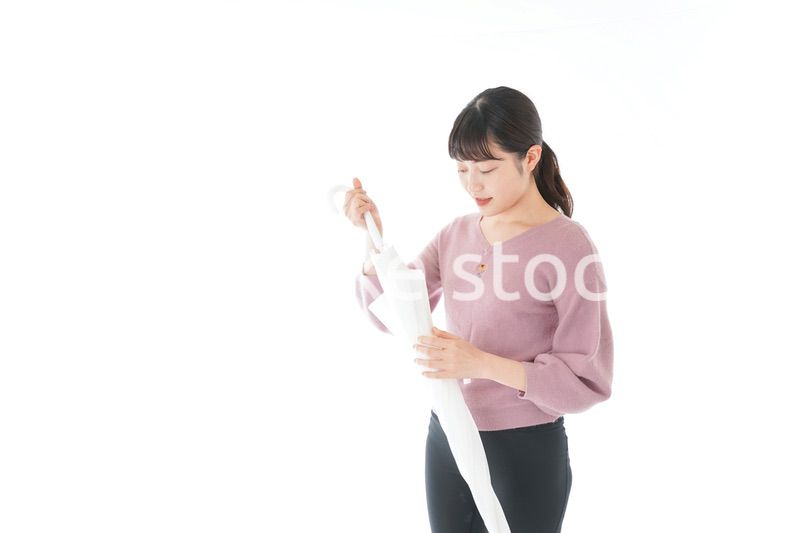 傘をさす若い女性