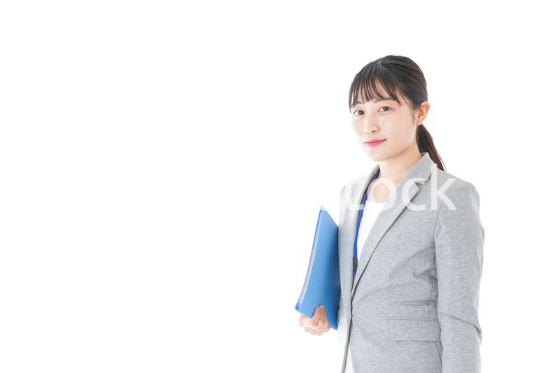 オフィスで働く若いビジネスウーマン