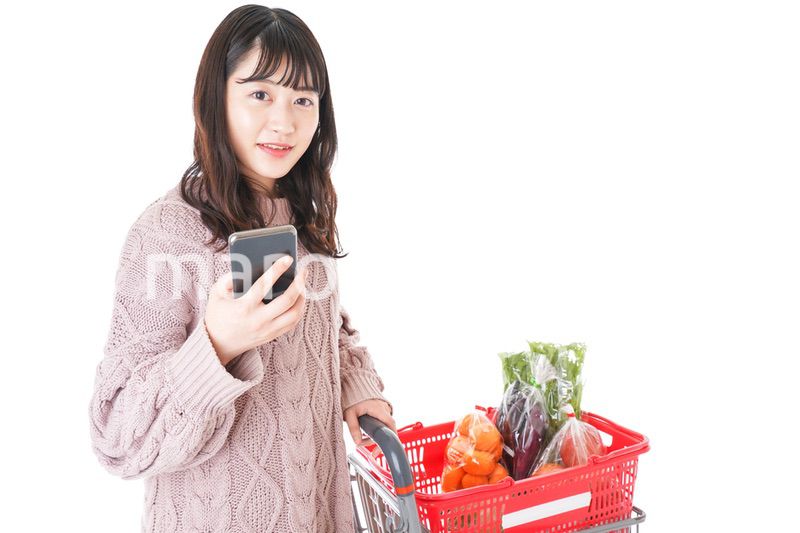 スーパーでキャッシュレス決済をする若い女性