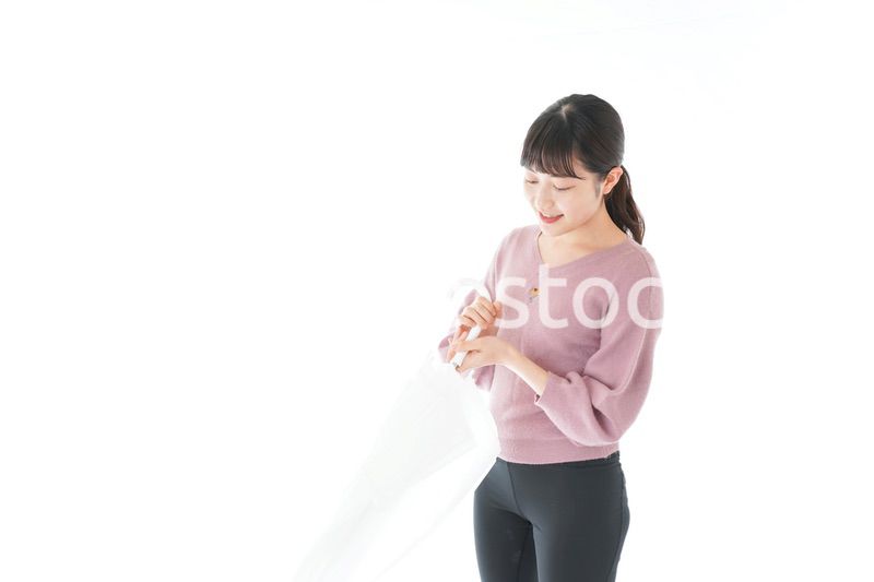 傘をさす若い女性